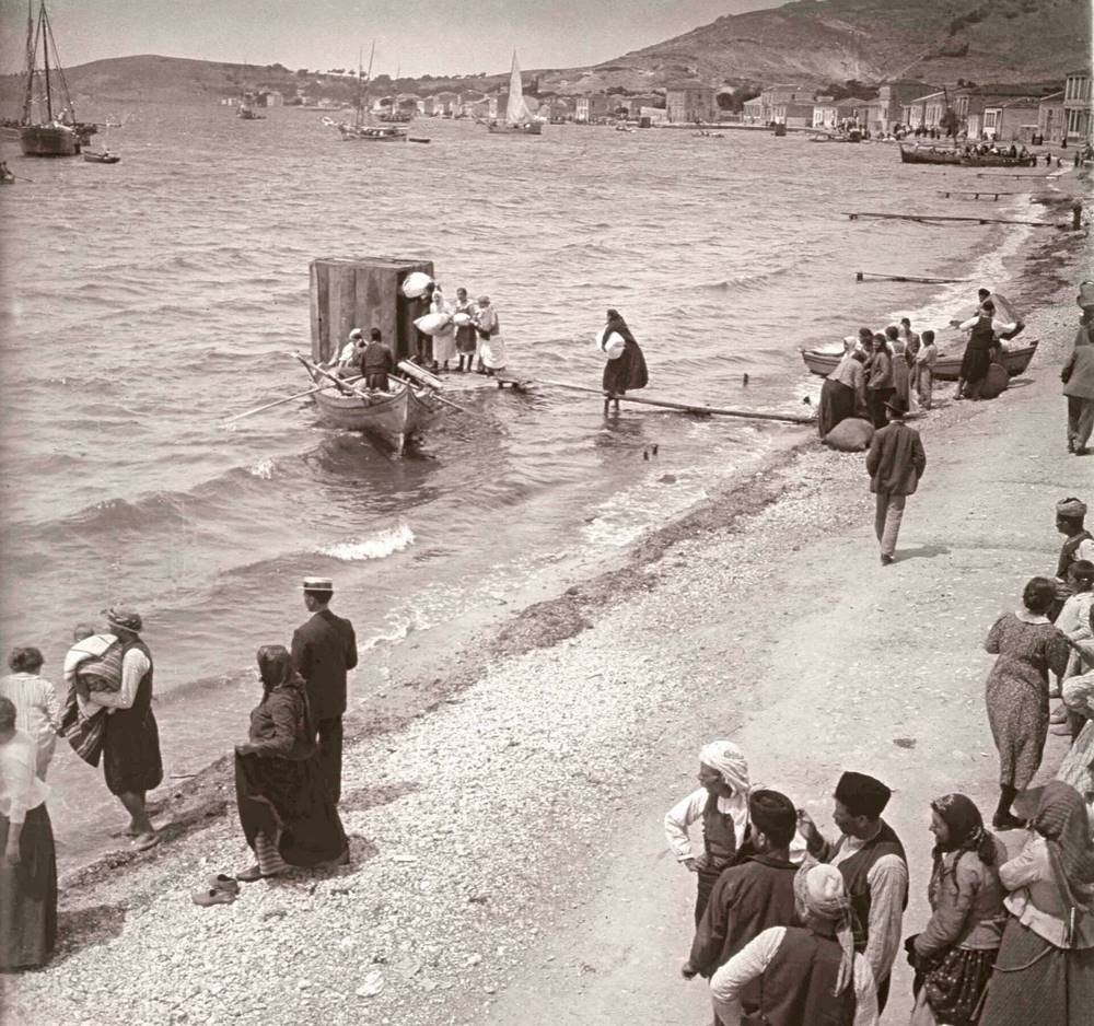 137. Έλληνες κάτοικοι της Παλαιάς Φώκαιας προσπαθούν να εγκαταλείψουν την πόλη για να αποφύγουν τις σφαγές των τσετών, 1914.